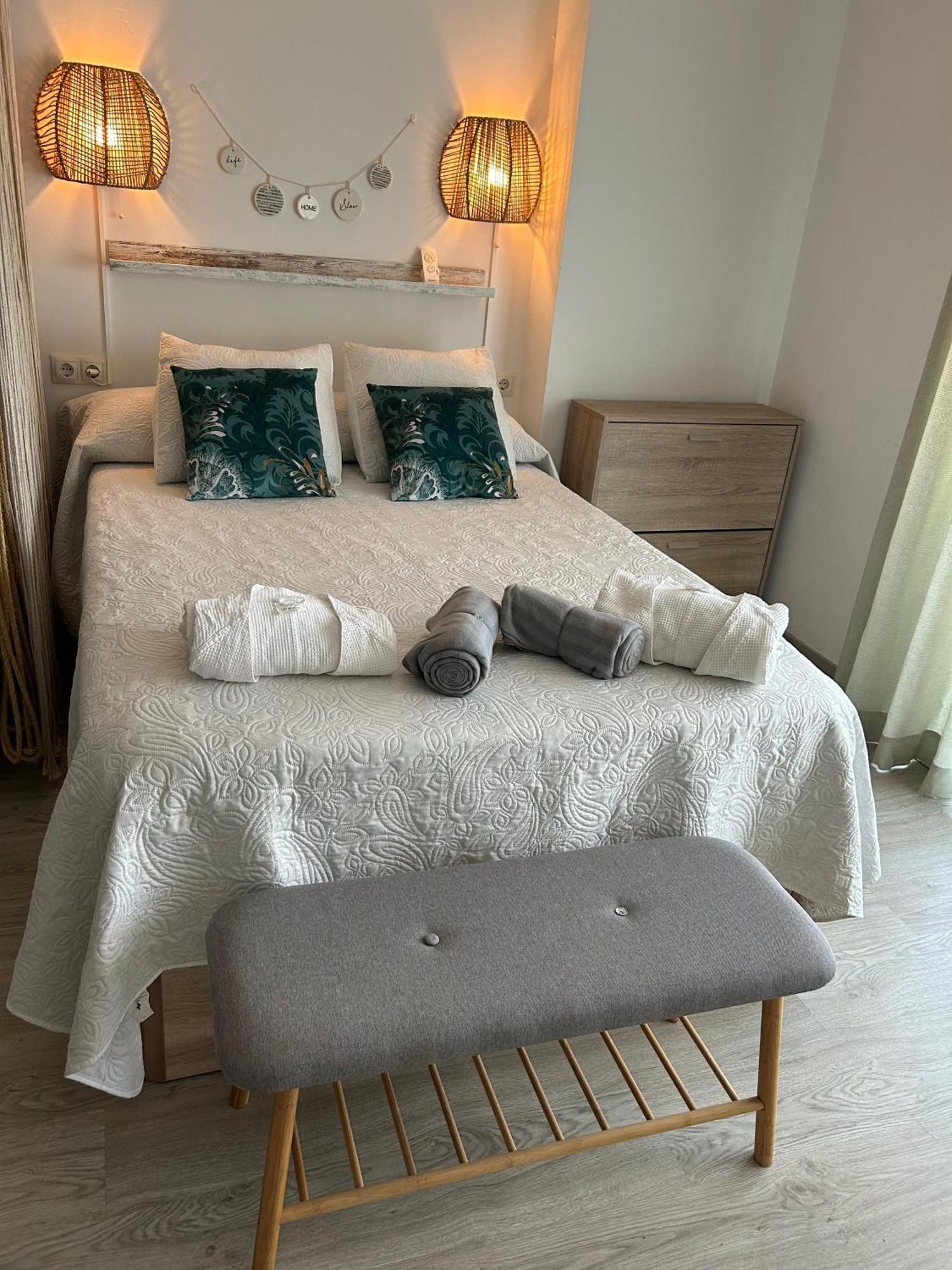 Apartamento Totalmente Reformado Con Piscina Y Jardines Al Lado De La Playa De La Carihuela Torremolinos Kültér fotó